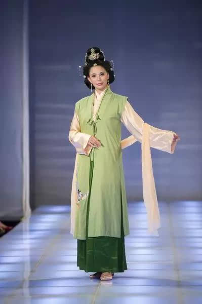 观众纷纷要求央视为汉服事件道歉.