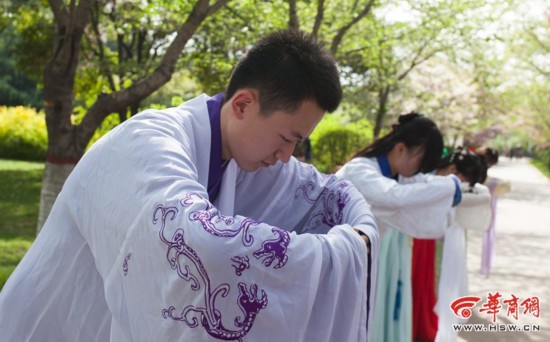 他们身穿汉服行礼主要是想推广中国传统文化.