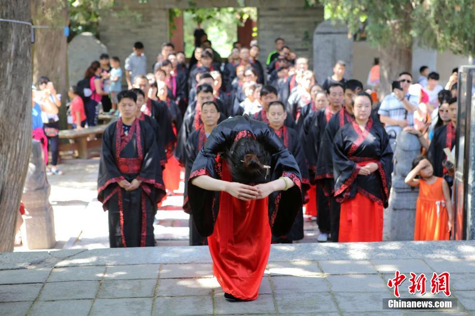 河南登封高考学子亲友团穿汉服拜孔子