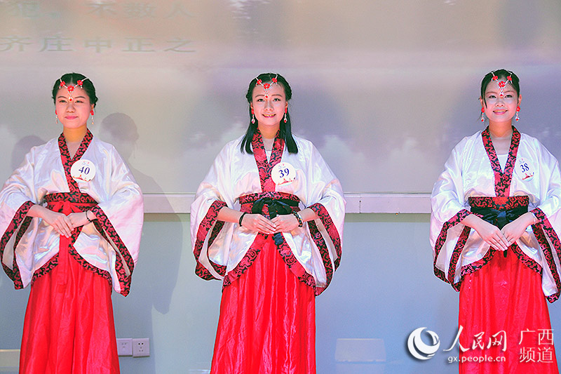 广西大学生穿汉服旗袍比拼礼仪