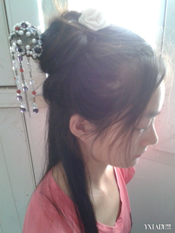 1.把头发分两半，上面扎起来，扎歪的，基本上扎在哪待会发包就会在哪里

2.注意上面这个黑色的叫盘发器的东西，很有用，就如图这样穿过去，然后把头发套进那个圈，然后拉过来。由于上传图片顺序问题，请注意的对图片的标记，做完这步效果图在后面的
