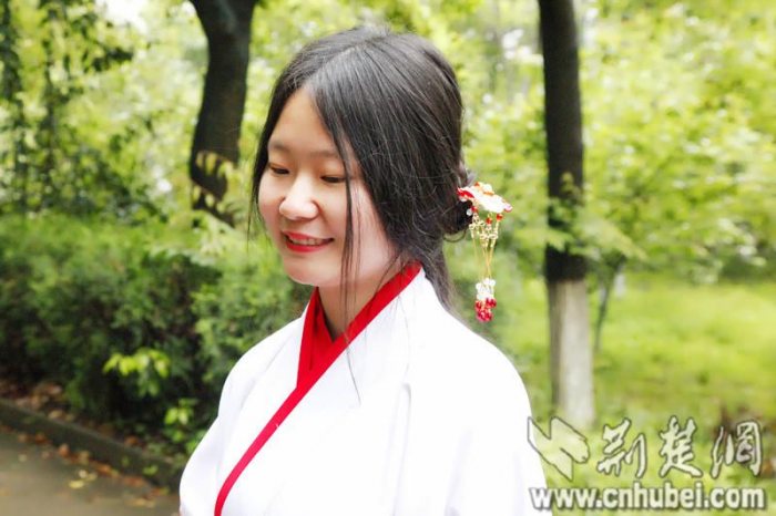 云鬓轻挽长发及腰宜昌大二女生每天穿汉服上课