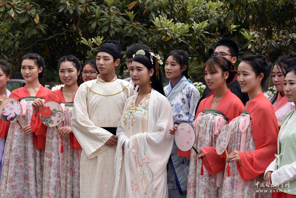 河南洛阳:迎接"上巳节" 萌娃身穿汉服诵《孝经》