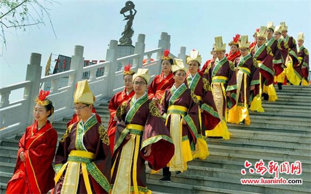 
漢式婚禮隆重莊嚴(yán)、華而不俗、喜而不鬧，猶如一幅幅娟秀俊美的畫卷，再現(xiàn)了中華傳統(tǒng)婚典文化的古韻之美。在社會(huì)價(jià)值觀多元化的今天，越來(lái)越多的青年對(duì)傳統(tǒng)文化產(chǎn)生興趣，<a ><a >傳統(tǒng)婚禮</a></a>，以典雅、尊貴、莊敬為氣韻的<a /></p>

<br />
漢式婚禮隆重莊嚴(yán)、華而不俗、喜而不鬧，猶如一幅幅娟秀俊美的畫卷，再現(xiàn)了中華傳統(tǒng)婚典文化的古韻之美。在社會(huì)價(jià)值觀多元化的今天，越來(lái)越多的青年對(duì)傳統(tǒng)文化產(chǎn)生興趣，以典雅、尊貴、莊敬為氣韻的漢式婚禮受到大別山區(qū)越來(lái)越多新人的喜愛(ài)。

</p> </div>
            <div   id=