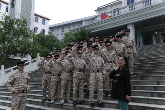 湖北商贸学院最美毕业照当汉服遭遇宋仲基