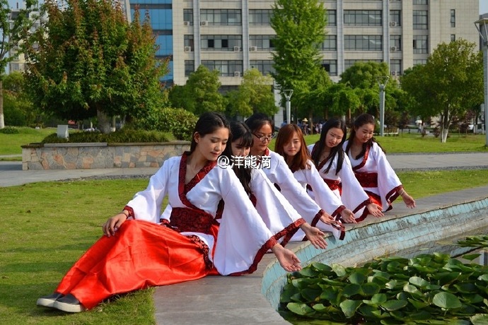 六安皖西学院毕业生拍特色毕业照 美女大学生穿汉服留影