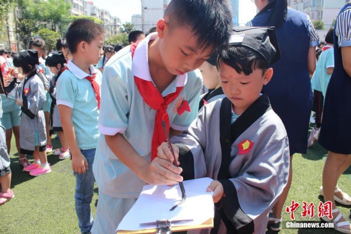 湖南小学新生开学 身着汉服行"开笔礼"