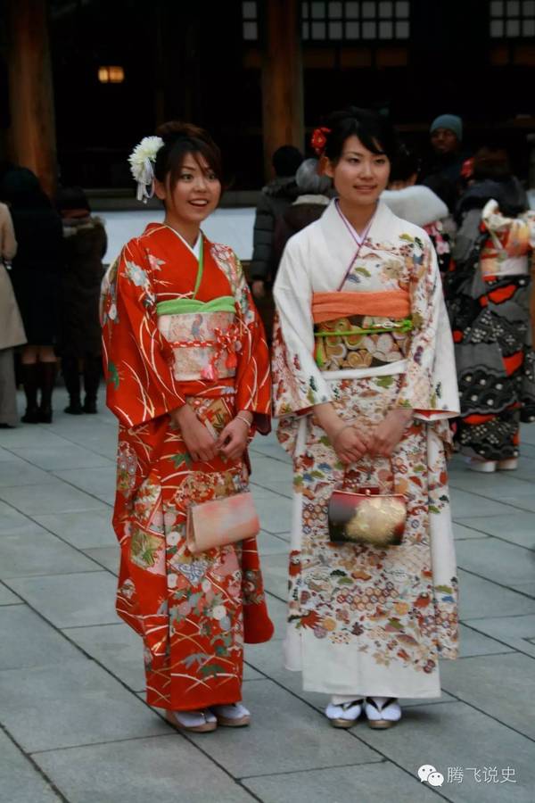 现代日本年轻人身穿和服.