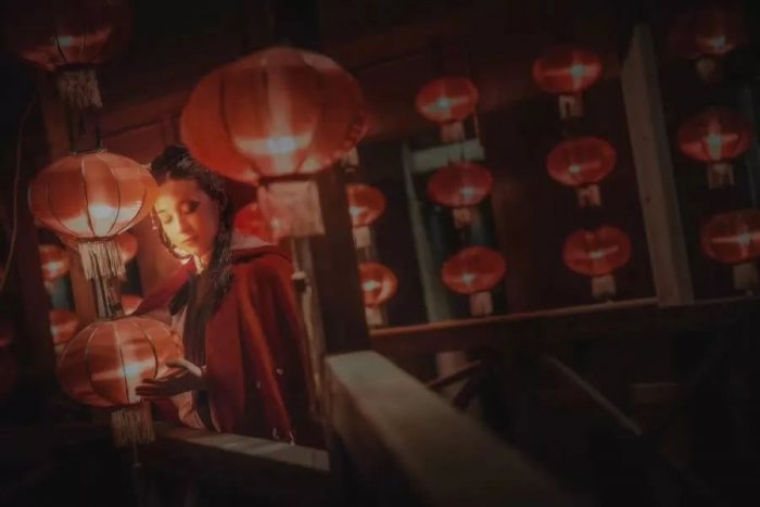 长相守它是啊
面具下的明媚
明媚后隐蔽的诗啊