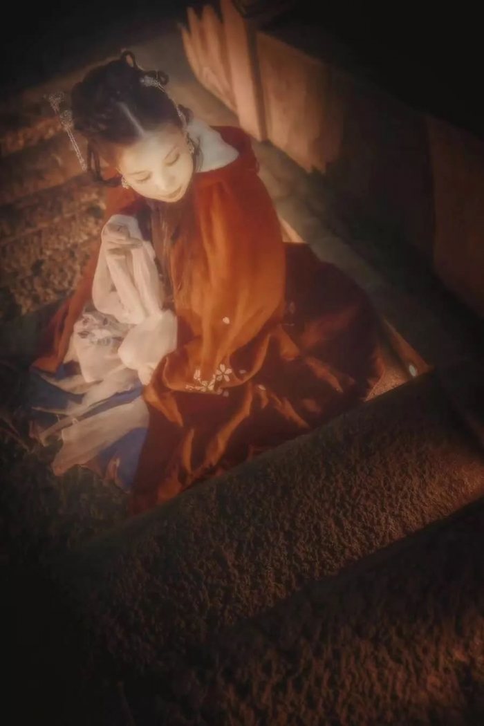 无缘感悟
你像迎送花香的风啊
无辜而自由