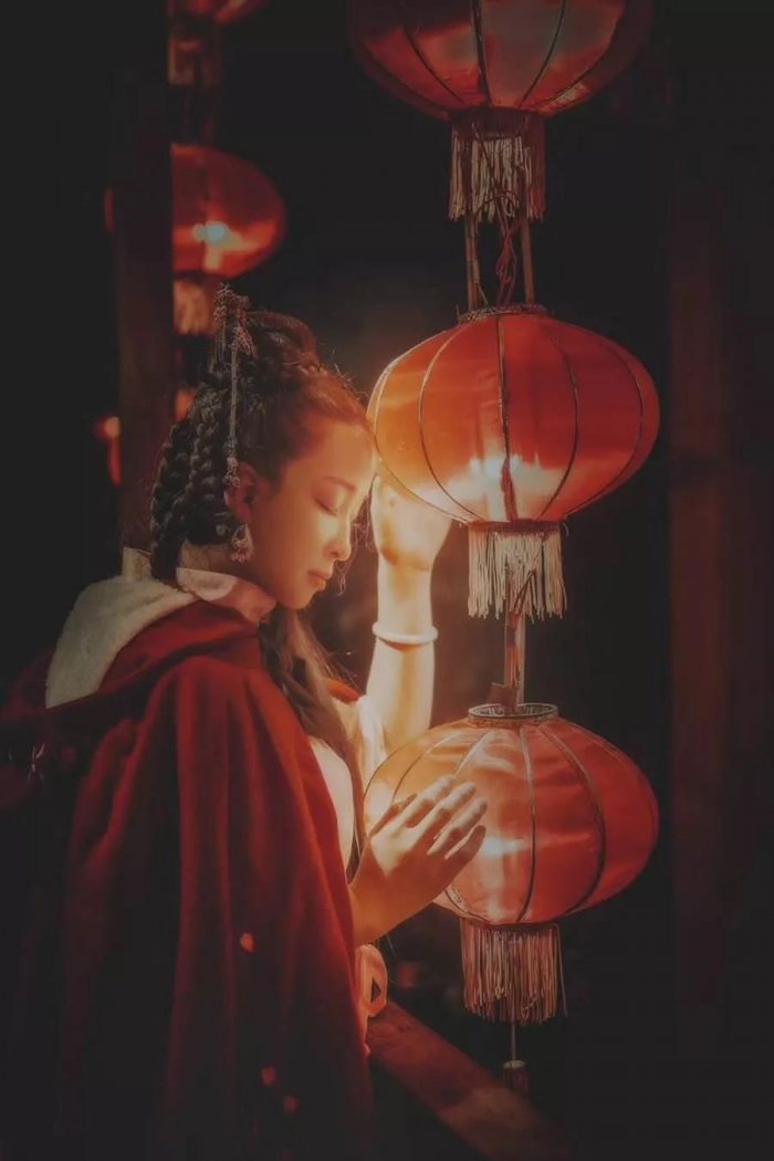 我像闻到蜜香的蜂啊
爱上你。