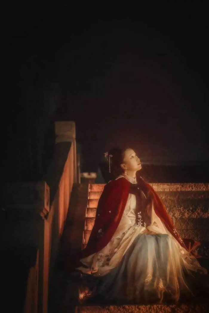 其实我们都没有错
你徐徐绽放的笑容
是我躲不过的宿命