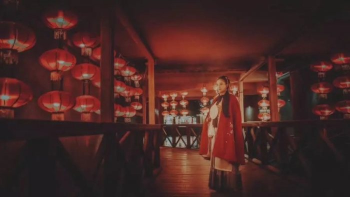 用今生
弹拨一曲茶炉暖色
唱一出长相守的誓言