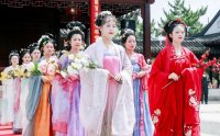 今天,一场汉服巡游“穿越”虎丘,一眼千年,惊艳了全城