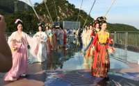 惊艳!美女们在黄腾峡悬空500米的玻璃悬廊上展示汉服