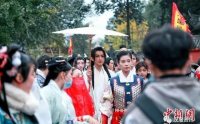 【活动返图】四川成都:千人汉服大巡游 民众共赏华裳之美