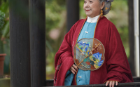 汉服新贵,76岁辰辰奶奶像仙女,穿汉服拍抖音宛如《红楼梦》中人