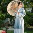 汉服具备独特的形式，其典型特征是交领右衽、系带无扣，但实际上仍有其他款式。汉语里和衣服相关的词汇，通通是汉服的特点。汉服的结构分为10个部分：领、襟、裾、袂、袪、袖、衿、衽、带、系。