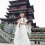 元朝   元朝时期汉人的服饰也受到了他族服饰文化的影响，例如明代流行的曳撒就是继承于元代的腰线袄。元代后期至明代汉族妇女的服装以袄裙为主，与前代襦裙的主要差异在于上衣并不束在裙子内。