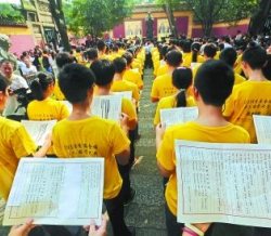 大学生着汉服祭拜孔子