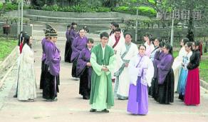 重视重阳节马来西亚50名男女穿汉服登高庆祝（图）
