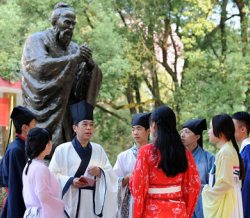 湘科院学子着汉服行拜师礼 感受传统文化魅力