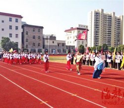 传统汉服亮相中学运动会开幕式 学生称致意恩师