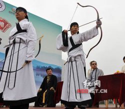 湖南中医药大学上演乡射礼 学生穿汉服兴华夏礼仪