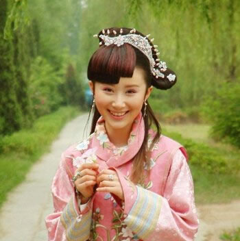 个性的层次感刘海，搭配这款俏丽的发髻盘发发型，是古装影视剧中一款很经典好看的古代美女发型样式。