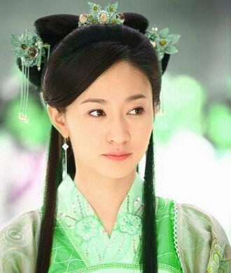 明星李小冉的这款斜刘海的古装气质长发发型,搭配绿色的服饰,颇有古代