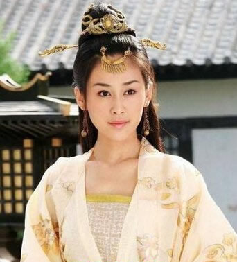 古装剧中的很多人物形象，都成为了荧屏上的经典，清新自然的淡雅妆容，搭配这款无刘海的好看古代发型，漂亮又好看。