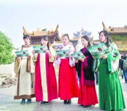 高校师生穿汉服传唱“黄鹤文明谣”