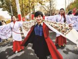 南开学子汉服“快闪” 以传统之雅对话网络之便