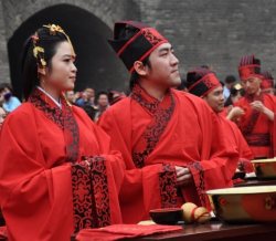 “80后”小夫妻热爱汉服 专程从海宁赴西安参加汉服集体婚礼