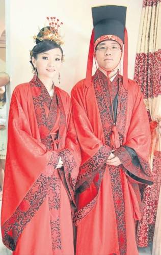 一对新人的汉式婚礼服价值约800令吉