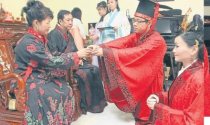 大马华人穿汉服办汉式婚礼 拒“姐妹团”戏弄
