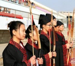 河南大学学子上演“最炫汉服风” 复兴乡射礼