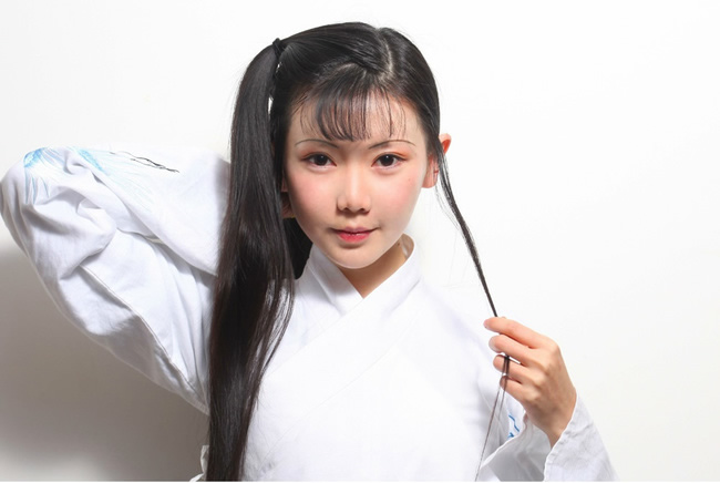 3.用黑色皮筋扎起一侧。