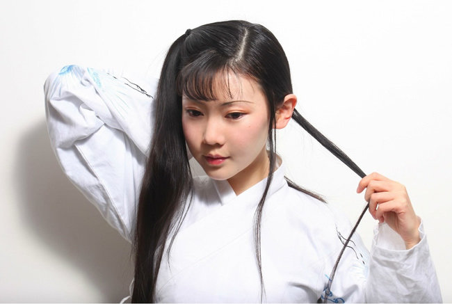 5.耳后两边同样取出一髻。