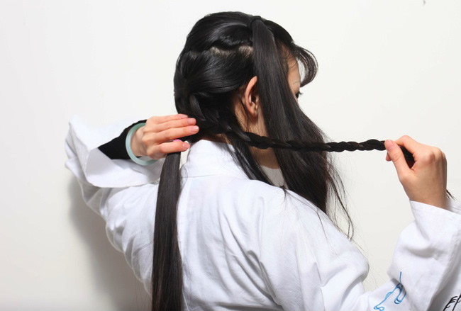 7.将其中外层的2份编成辫子，用皮筋固定。