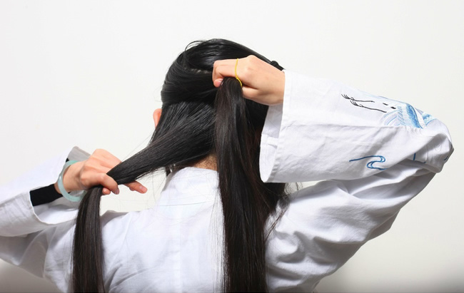 9.整体分为3层，一层马尾，一层后辫子，一层用皮筋随意固定即可。