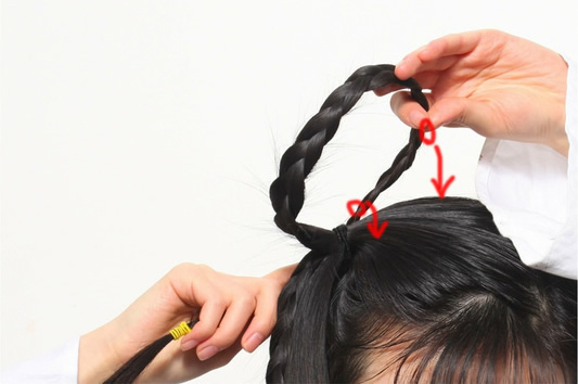 13.将第二根辫子以同样的方式固定在第一个辫子的后面，位置稍靠外，与第一根平行。
