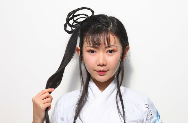 14.绕了两圈，固定后调整后面留下的头发，用卡子固定。