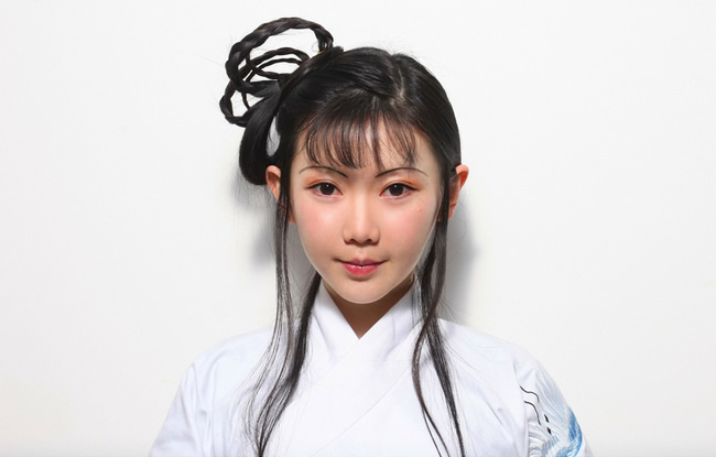 17.最后一髻发向上包围辫子固定的发根，像后绕即可。