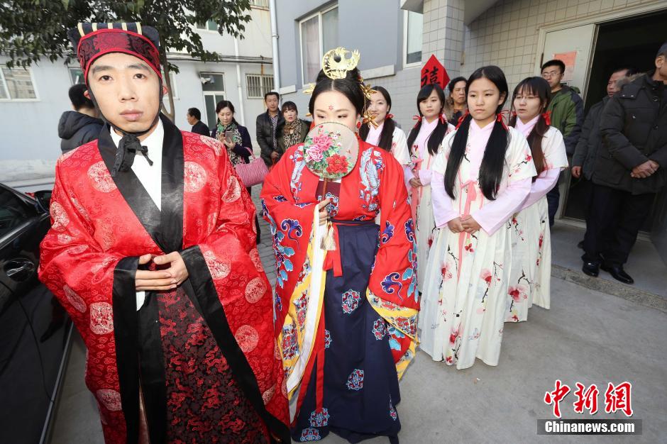 摘要:12月20日,山東省濰坊市,新郎新娘身著漢服步入婚禮現場.