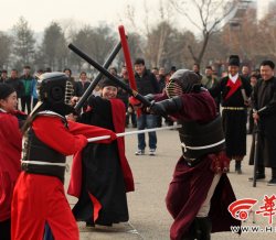 西安举行迎冬至汉服习武“打霸王”活动