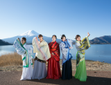 中国女大学生富士山前汉服留影