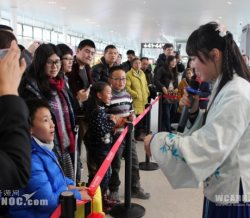 女子着汉服机场秀传统礼仪　引旅客纷纷点赞