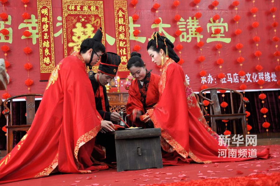 河南新人喜爱传统文化举办汉服婚礼