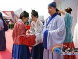 琼华院汉服成人礼亮相年货展 市民称开眼界受益多